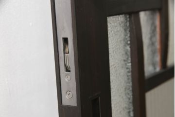 アンティークの引き戸をリペア&カスタム!リサイズし、ダメージを修復。引手とガラスを交換し、鍵と戸車を取り付け。濃い茶色で着色仕上げ。(建具)