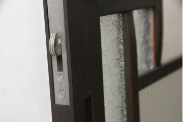 アンティークの引き戸をリペア&カスタム!リサイズし、ダメージを修復。引手とガラスを交換し、鍵と戸車を取り付け。濃い茶色で着色仕上げ。(建具)