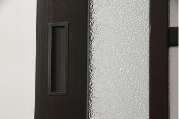 アンティークの引き戸をリペア&カスタム!リサイズし、ダメージを修復。引手とガラスを交換し、鍵と戸車を取り付け。濃い茶色で着色仕上げ。(建具)