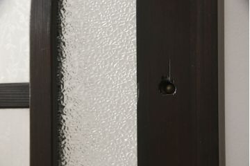 アンティークの引き戸をリペア&カスタム!リサイズし、ダメージを修復。引手とガラスを交換し、鍵と戸車を取り付け。濃い茶色で着色仕上げ。(建具)