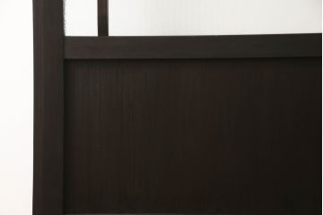 アンティークの引き戸をリペア&カスタム!リサイズし、ダメージを修復。引手とガラスを交換し、鍵と戸車を取り付け。濃い茶色で着色仕上げ。(建具)