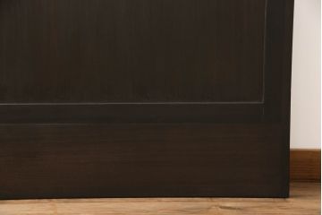 アンティークの引き戸をリペア&カスタム!リサイズし、ダメージを修復。引手とガラスを交換し、鍵と戸車を取り付け。濃い茶色で着色仕上げ。(建具)