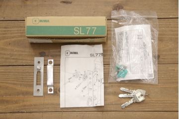 アンティークの引き戸をリペア&カスタム!リサイズし、ダメージを修復。引手とガラスを交換し、鍵と戸車を取り付け。濃い茶色で着色仕上げ。(建具)