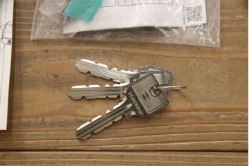 アンティークの引き戸をリペア&カスタム!リサイズし、ダメージを修復。引手とガラスを交換し、鍵と戸車を取り付け。濃い茶色で着色仕上げ。(建具)