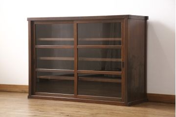 和製アンティークのガラス戸をリペア&カスタム!棚板を追加し、本体は現状より1トーン落ち着いた色味に着色仕上げ。(収納棚、キャビネット)