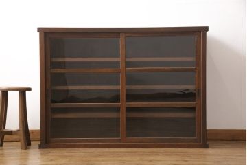 和製アンティークのガラス戸をリペア&カスタム!棚板を追加し、本体は現状より1トーン落ち着いた色味に着色仕上げ。(収納棚、キャビネット)