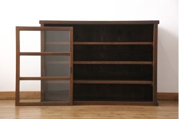 和製アンティークのガラス戸をリペア&カスタム!棚板を追加し、本体は現状より1トーン落ち着いた色味に着色仕上げ。(収納棚、キャビネット)