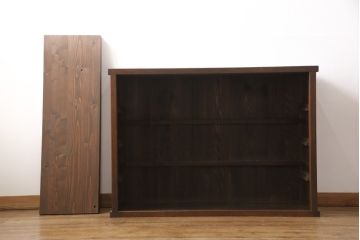 和製アンティークのガラス戸をリペア&カスタム!棚板を追加し、本体は現状より1トーン落ち着いた色味に着色仕上げ。(収納棚、キャビネット)