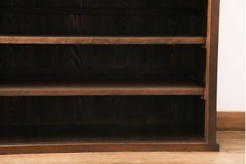 和製アンティークのガラス戸をリペア&カスタム!棚板を追加し、本体は現状より1トーン落ち着いた色味に着色仕上げ。(収納棚、キャビネット)