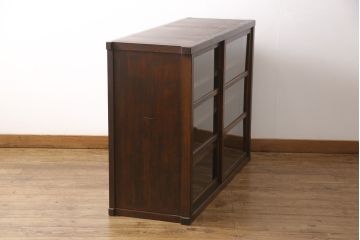 和製アンティークのガラス戸をリペア&カスタム!棚板を追加し、本体は現状より1トーン落ち着いた色味に着色仕上げ。(収納棚、キャビネット)