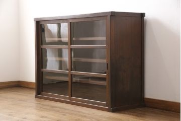 和製アンティークのガラス戸をリペア&カスタム!棚板を追加し、本体は現状より1トーン落ち着いた色味に着色仕上げ。(収納棚、キャビネット)