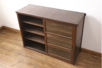 和製アンティークのガラス戸をリペア&カスタム!棚板を追加し、本体は現状より1トーン落ち着いた色味に着色仕上げ。(収納棚、キャビネット)