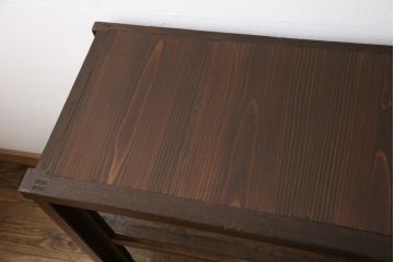 和製アンティークのガラス戸をリペア&カスタム!棚板を追加し、本体は現状より1トーン落ち着いた色味に着色仕上げ。(収納棚、キャビネット)