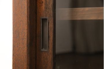 和製アンティークのガラス戸をリペア&カスタム!棚板を追加し、本体は現状より1トーン落ち着いた色味に着色仕上げ。(収納棚、キャビネット)