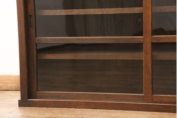 和製アンティークのガラス戸をリペア&カスタム!棚板を追加し、本体は現状より1トーン落ち着いた色味に着色仕上げ。(収納棚、キャビネット)