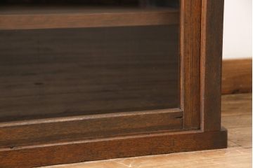 和製アンティークのガラス戸をリペア&カスタム!棚板を追加し、本体は現状より1トーン落ち着いた色味に着色仕上げ。(収納棚、キャビネット)