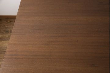 和製アンティークの棚付き作業台をリペア&カスタム!天板下の棚を取り外し。色の濃い部分に合わせて全体を着色し仕上げ。(ダイニングテーブル)