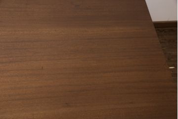 和製アンティークの棚付き作業台をリペア&カスタム!天板下の棚を取り外し。色の濃い部分に合わせて全体を着色し仕上げ。(ダイニングテーブル)