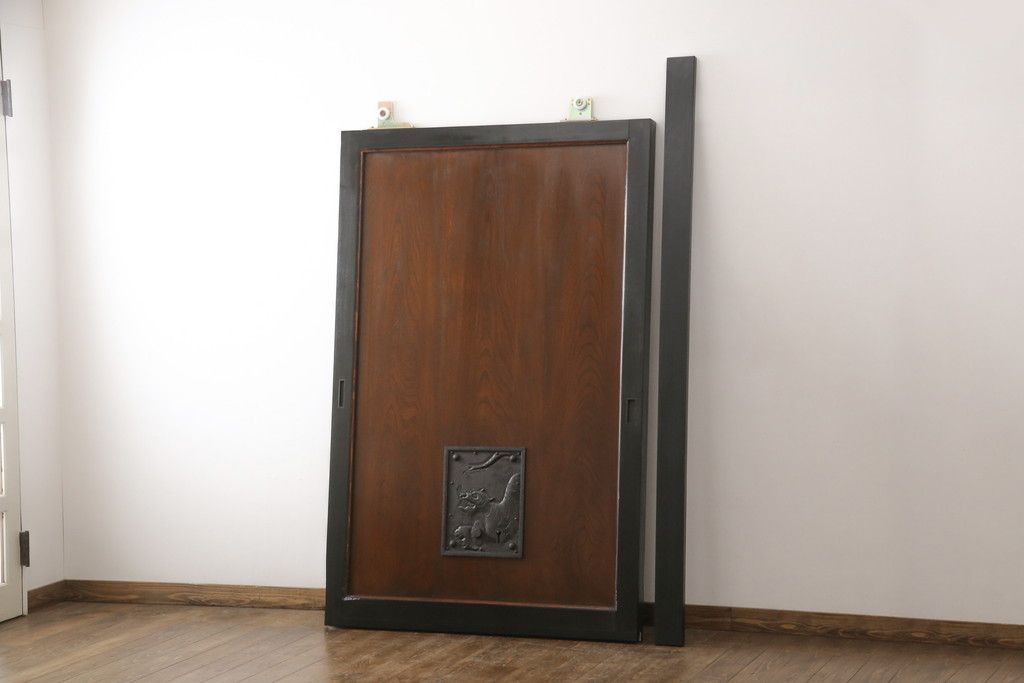 明治大正期の蔵戸をリペア&カスタム!内締り錠、戸車フレーム、振れ止めガイドレール取り付け。新たに戸枠を製作。現状に近い色味に着色、外部用塗料でコーティングして仕上げ。(玄関戸、引き戸、建具)