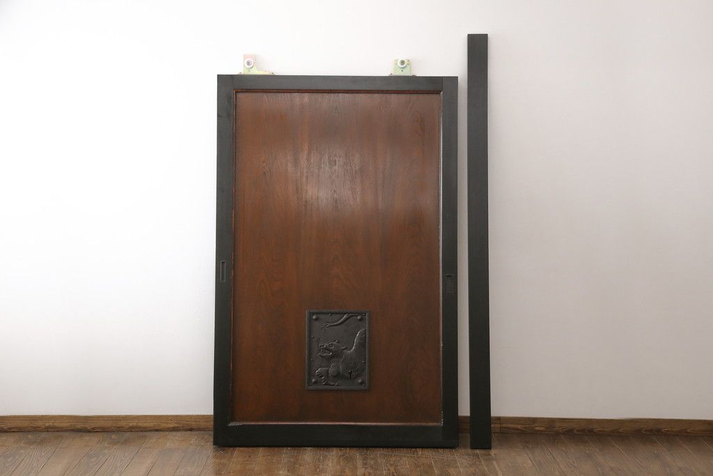 明治大正期の蔵戸をリペア&カスタム!内締り錠、戸車フレーム、振れ止めガイドレール取り付け。新たに戸枠を製作。現状に近い色味に着色、外部用塗料でコーティングして仕上げ。(玄関戸、引き戸、建具)