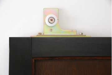 明治大正期の蔵戸をリペア&カスタム!内締り錠、戸車フレーム、振れ止めガイドレール取り付け。新たに戸枠を製作。現状に近い色味に着色、外部用塗料でコーティングして仕上げ。(玄関戸、引き戸、建具)