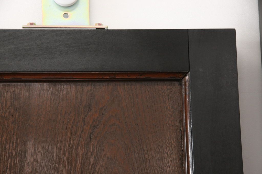 明治大正期の蔵戸をリペア&カスタム!内締り錠、戸車フレーム、振れ止めガイドレール取り付け。新たに戸枠を製作。現状に近い色味に着色、外部用塗料でコーティングして仕上げ。(玄関戸、引き戸、建具)