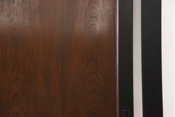 明治大正期の蔵戸をリペア&カスタム!内締り錠、戸車フレーム、振れ止めガイドレール取り付け。新たに戸枠を製作。現状に近い色味に着色、外部用塗料でコーティングして仕上げ。(玄関戸、引き戸、建具)