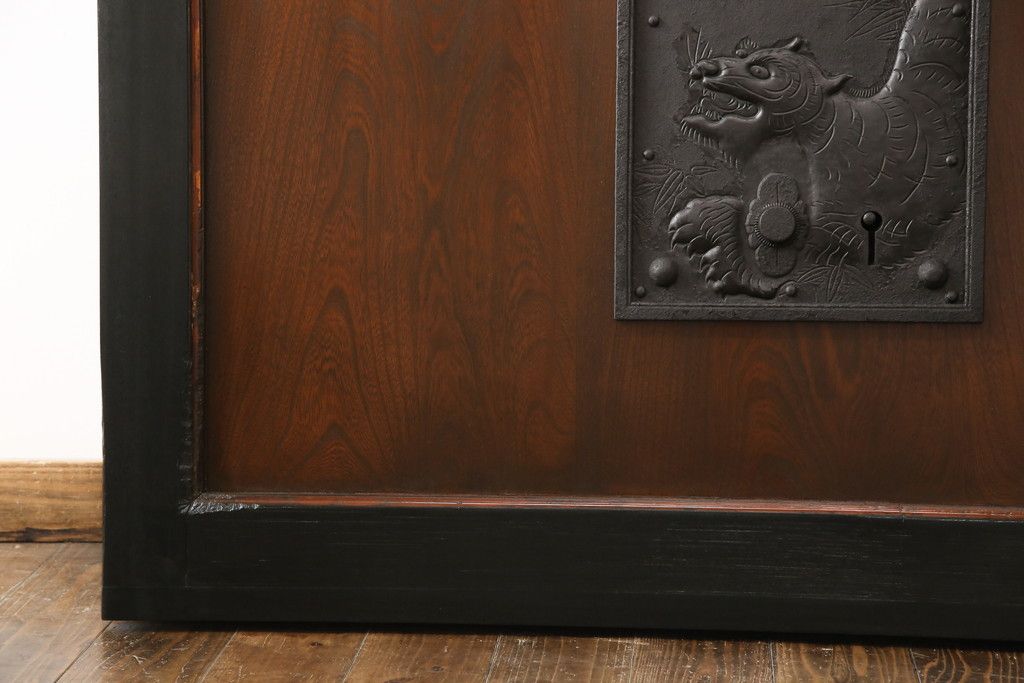 明治大正期の蔵戸をリペア&カスタム!内締り錠、戸車フレーム、振れ止めガイドレール取り付け。新たに戸枠を製作。現状に近い色味に着色、外部用塗料でコーティングして仕上げ。(玄関戸、引き戸、建具)