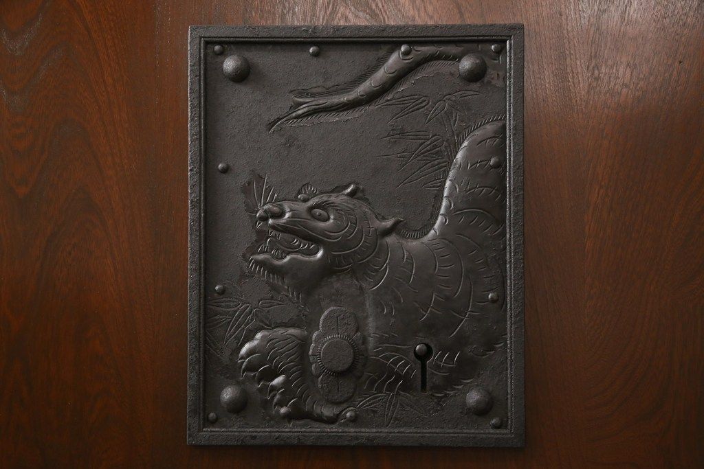 明治大正期の蔵戸をリペア&カスタム!内締り錠、戸車フレーム、振れ止めガイドレール取り付け。新たに戸枠を製作。現状に近い色味に着色、外部用塗料でコーティングして仕上げ。(玄関戸、引き戸、建具)