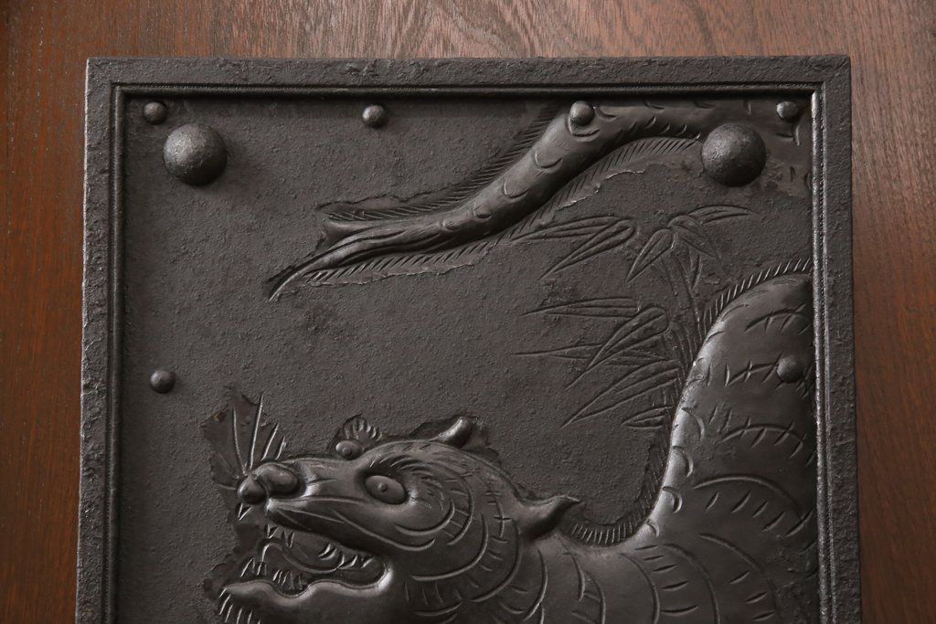 明治大正期の蔵戸をリペア&カスタム!内締り錠、戸車フレーム、振れ止めガイドレール取り付け。新たに戸枠を製作。現状に近い色味に着色、外部用塗料でコーティングして仕上げ。(玄関戸、引き戸、建具)