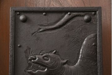 明治大正期の蔵戸をリペア&カスタム!内締り錠、戸車フレーム、振れ止めガイドレール取り付け。新たに戸枠を製作。現状に近い色味に着色、外部用塗料でコーティングして仕上げ。(玄関戸、引き戸、建具)