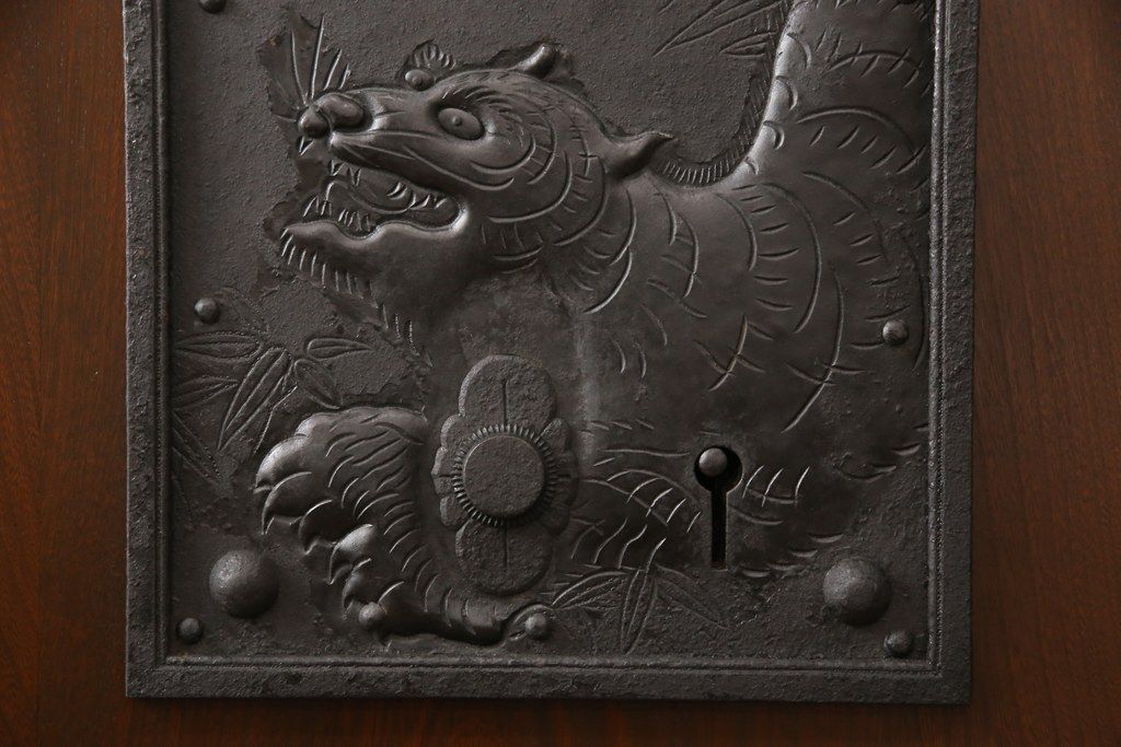 明治大正期の蔵戸をリペア&カスタム!内締り錠、戸車フレーム、振れ止めガイドレール取り付け。新たに戸枠を製作。現状に近い色味に着色、外部用塗料でコーティングして仕上げ。(玄関戸、引き戸、建具)