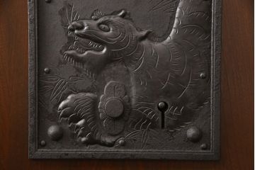 明治大正期の蔵戸をリペア&カスタム!内締り錠、戸車フレーム、振れ止めガイドレール取り付け。新たに戸枠を製作。現状に近い色味に着色、外部用塗料でコーティングして仕上げ。(玄関戸、引き戸、建具)