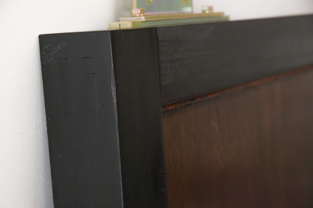 明治大正期の蔵戸をリペア&カスタム!内締り錠、戸車フレーム、振れ止めガイドレール取り付け。新たに戸枠を製作。現状に近い色味に着色、外部用塗料でコーティングして仕上げ。(玄関戸、引き戸、建具)