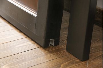 明治大正期の蔵戸をリペア&カスタム!内締り錠、戸車フレーム、振れ止めガイドレール取り付け。新たに戸枠を製作。現状に近い色味に着色、外部用塗料でコーティングして仕上げ。(玄関戸、引き戸、建具)