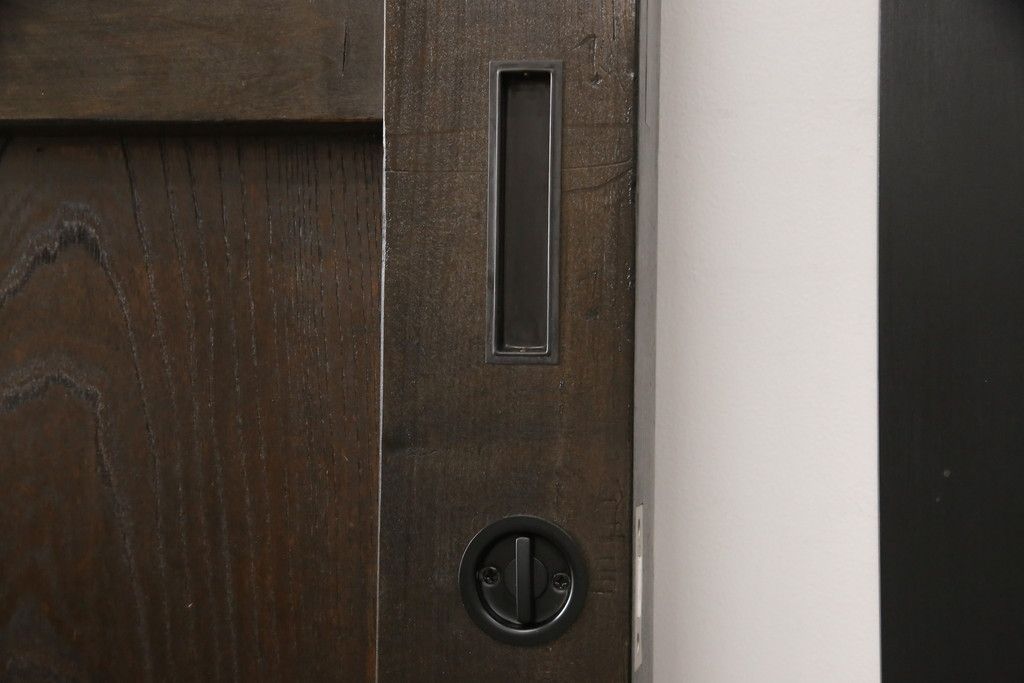 明治大正期の蔵戸をリペア&カスタム!内締り錠、戸車フレーム、振れ止めガイドレール取り付け。新たに戸枠を製作。現状に近い色味に着色、外部用塗料でコーティングして仕上げ。(玄関戸、引き戸、建具)