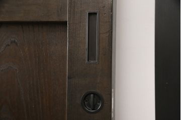 明治大正期の蔵戸をリペア&カスタム!内締り錠、戸車フレーム、振れ止めガイドレール取り付け。新たに戸枠を製作。現状に近い色味に着色、外部用塗料でコーティングして仕上げ。(玄関戸、引き戸、建具)