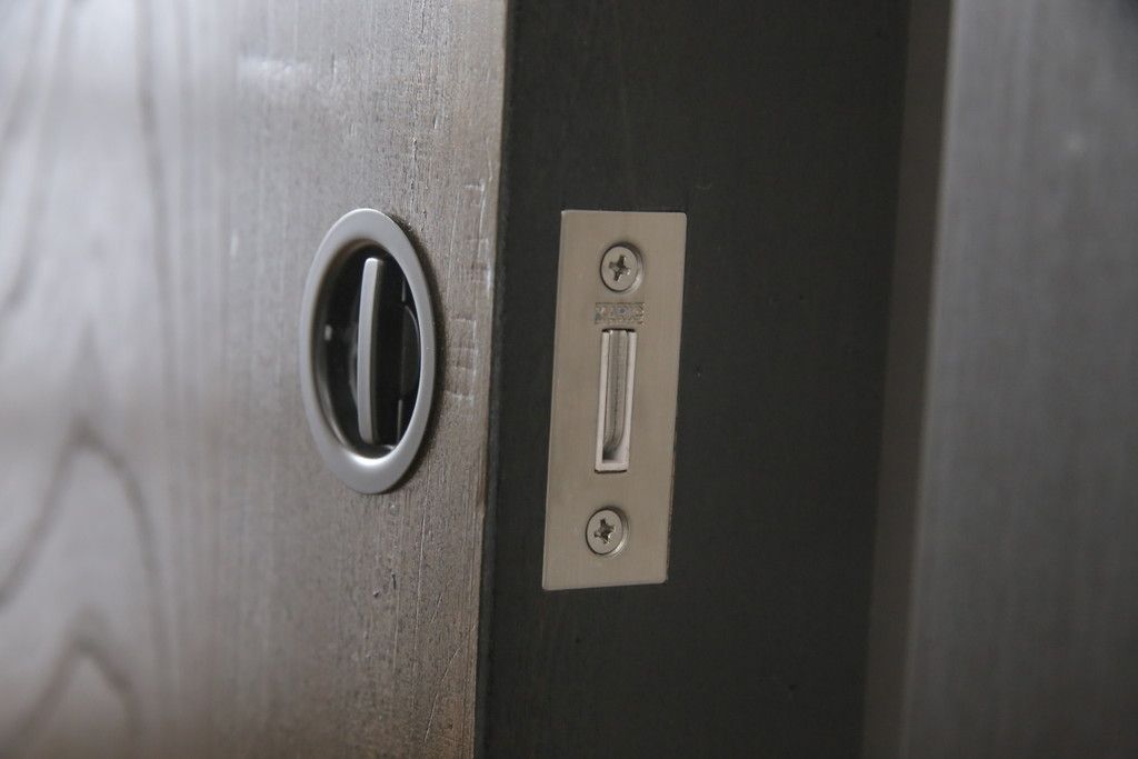 明治大正期の蔵戸をリペア&カスタム!内締り錠、戸車フレーム、振れ止めガイドレール取り付け。新たに戸枠を製作。現状に近い色味に着色、外部用塗料でコーティングして仕上げ。(玄関戸、引き戸、建具)