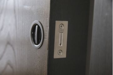 明治大正期の蔵戸をリペア&カスタム!内締り錠、戸車フレーム、振れ止めガイドレール取り付け。新たに戸枠を製作。現状に近い色味に着色、外部用塗料でコーティングして仕上げ。(玄関戸、引き戸、建具)