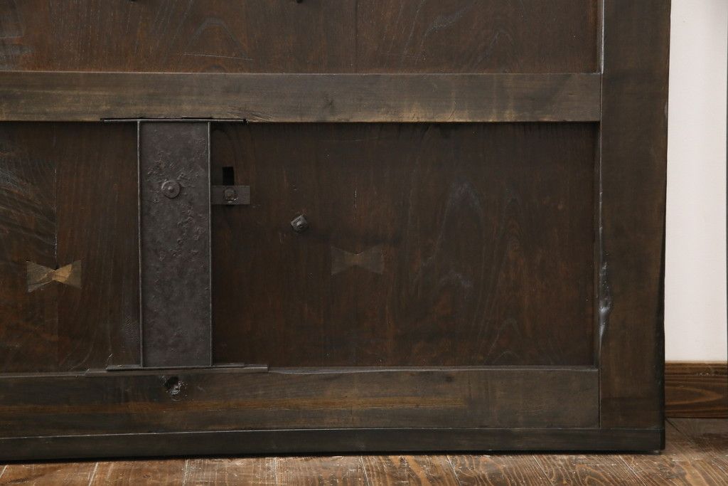 明治大正期の蔵戸をリペア&カスタム!内締り錠、戸車フレーム、振れ止めガイドレール取り付け。新たに戸枠を製作。現状に近い色味に着色、外部用塗料でコーティングして仕上げ。(玄関戸、引き戸、建具)