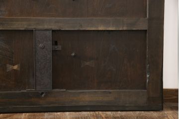 明治大正期の蔵戸をリペア&カスタム!内締り錠、戸車フレーム、振れ止めガイドレール取り付け。新たに戸枠を製作。現状に近い色味に着色、外部用塗料でコーティングして仕上げ。(玄関戸、引き戸、建具)