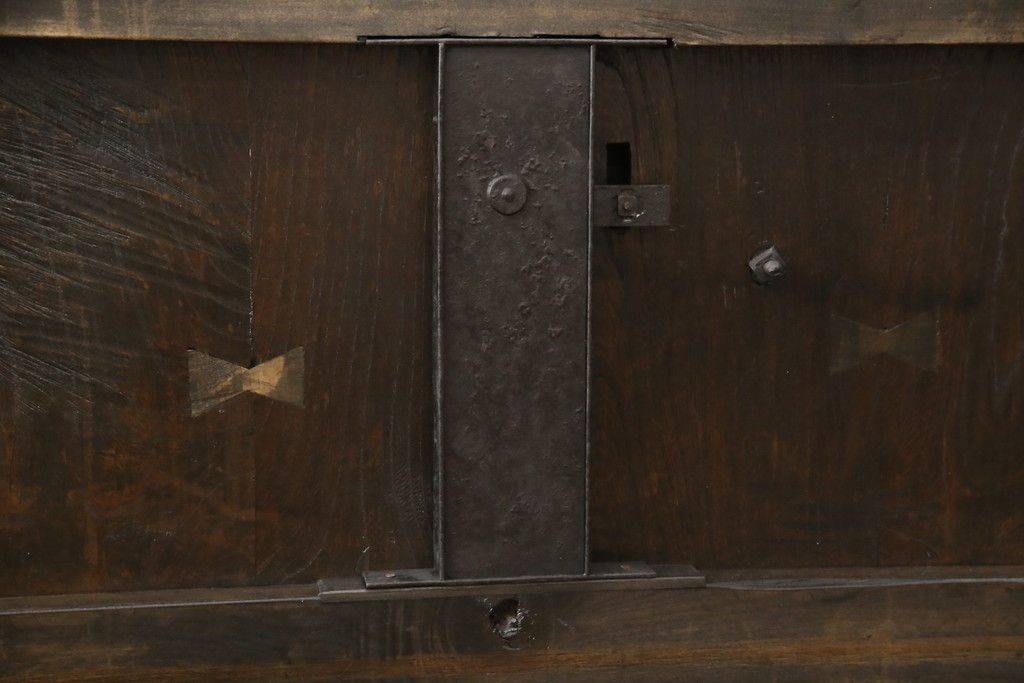 明治大正期の蔵戸をリペア&カスタム!内締り錠、戸車フレーム、振れ止めガイドレール取り付け。新たに戸枠を製作。現状に近い色味に着色、外部用塗料でコーティングして仕上げ。(玄関戸、引き戸、建具)