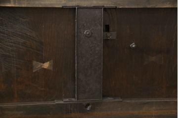 明治大正期の蔵戸をリペア&カスタム!内締り錠、戸車フレーム、振れ止めガイドレール取り付け。新たに戸枠を製作。現状に近い色味に着色、外部用塗料でコーティングして仕上げ。(玄関戸、引き戸、建具)