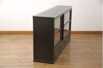 ガラス戸棚をリペア&カスタム!天板を凹みに新材を入れフラットに。ガラスの欠損箇所は新しいものを取り付け。元の色味を活かして着色し仕上げ。(収納棚、戸棚、キャビネット)
