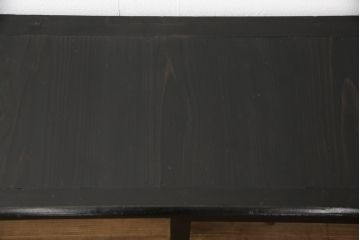 ガラス戸棚をリペア&カスタム!天板を凹みに新材を入れフラットに。ガラスの欠損箇所は新しいものを取り付け。元の色味を活かして着色し仕上げ。(収納棚、戸棚、キャビネット)