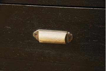 ガラス戸棚をリペア&カスタム!天板を凹みに新材を入れフラットに。ガラスの欠損箇所は新しいものを取り付け。元の色味を活かして着色し仕上げ。(収納棚、戸棚、キャビネット)
