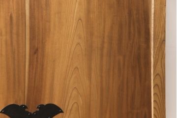 アンティークの蔵戸をリペア&カスタム!鍵穴を塞ぎ、裏面の閂を釘止め。外部用の塗料で仕上げ。(玄関戸、玄関ドア、引き戸)