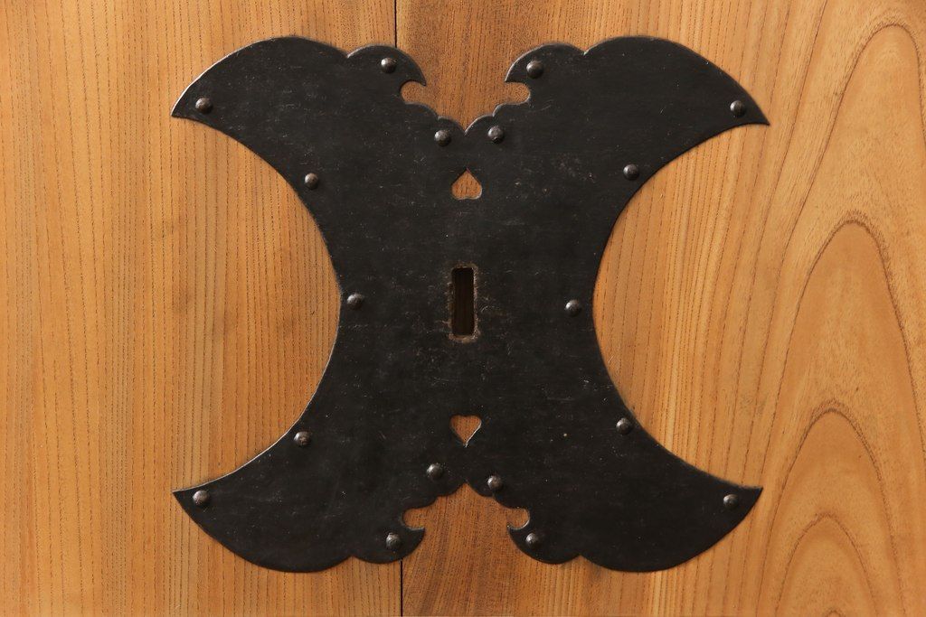 アンティークの蔵戸をリペア&カスタム!鍵穴を塞ぎ、裏面の閂を釘止め。外部用の塗料で仕上げ。(玄関戸、玄関ドア、引き戸)