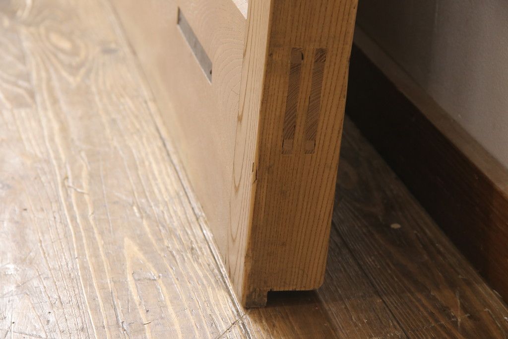 アンティークの蔵戸をリペア&カスタム!鍵穴を塞ぎ、裏面の閂を釘止め。外部用の塗料で仕上げ。(玄関戸、玄関ドア、引き戸)