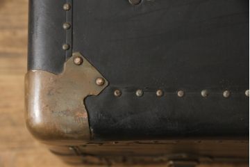 和製アンティークのトランクをリペア&カスタム!縁を面取りしたガラス天板を取り付けローテーブルに。(ローテーブル、センターテーブル、収納)
